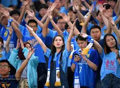 延边富德队员互相拥抱欢庆首度晋级的简单介绍